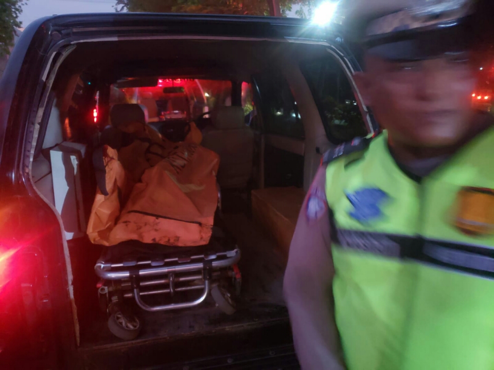 Korban kecelakaan di Manyar Kertoarjo Surabaya dievakuasi. (IST)