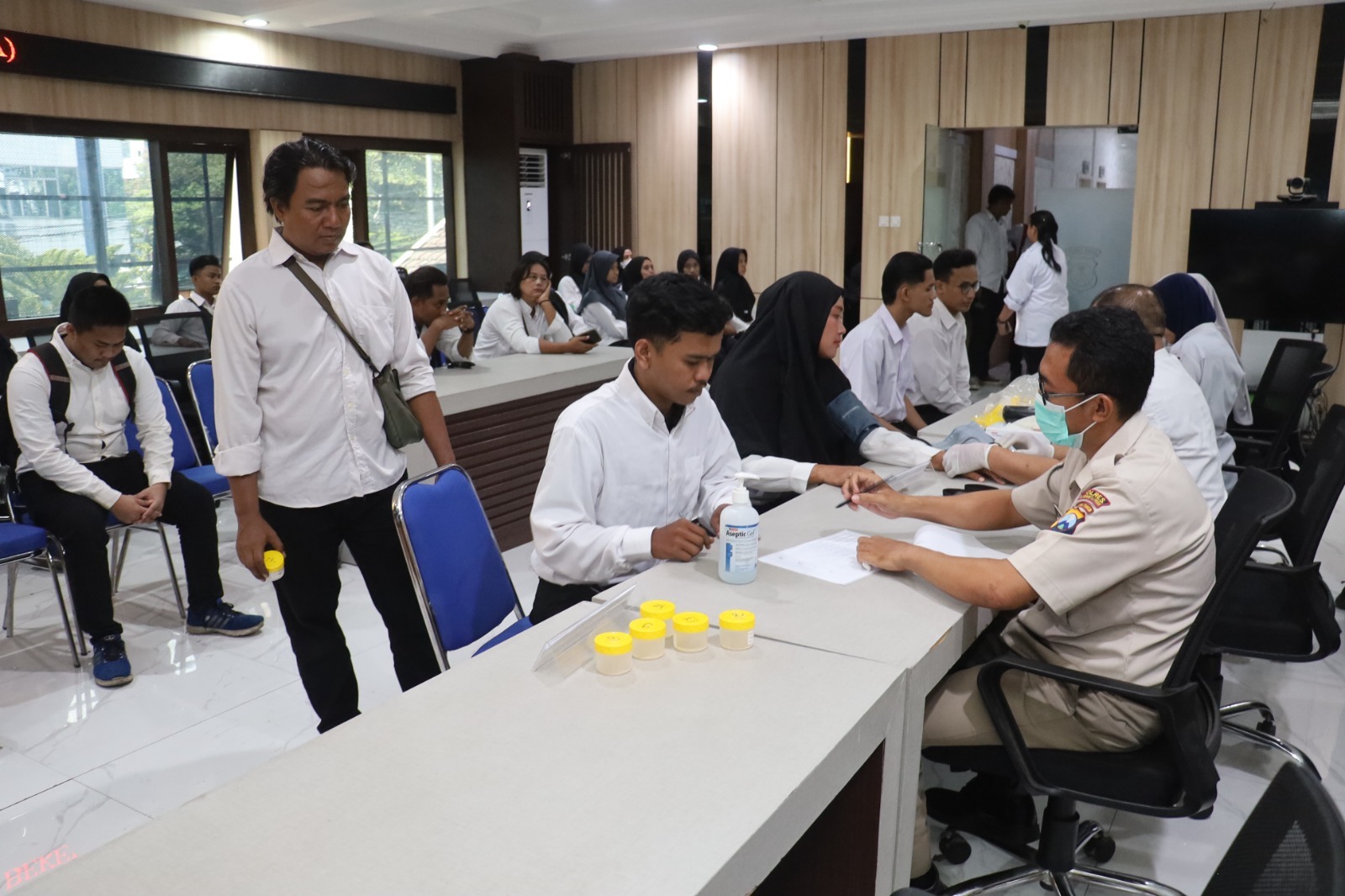 DIPERIKSA: Sebanyak 32 calon petugas SPPG menjalani pemeriksaan kesehatan di Polres Pelabuhan Tanjung Perak untuk menjamin produk MBG sehat untuk masyarakat. (IST/RADAR SURABAYA)