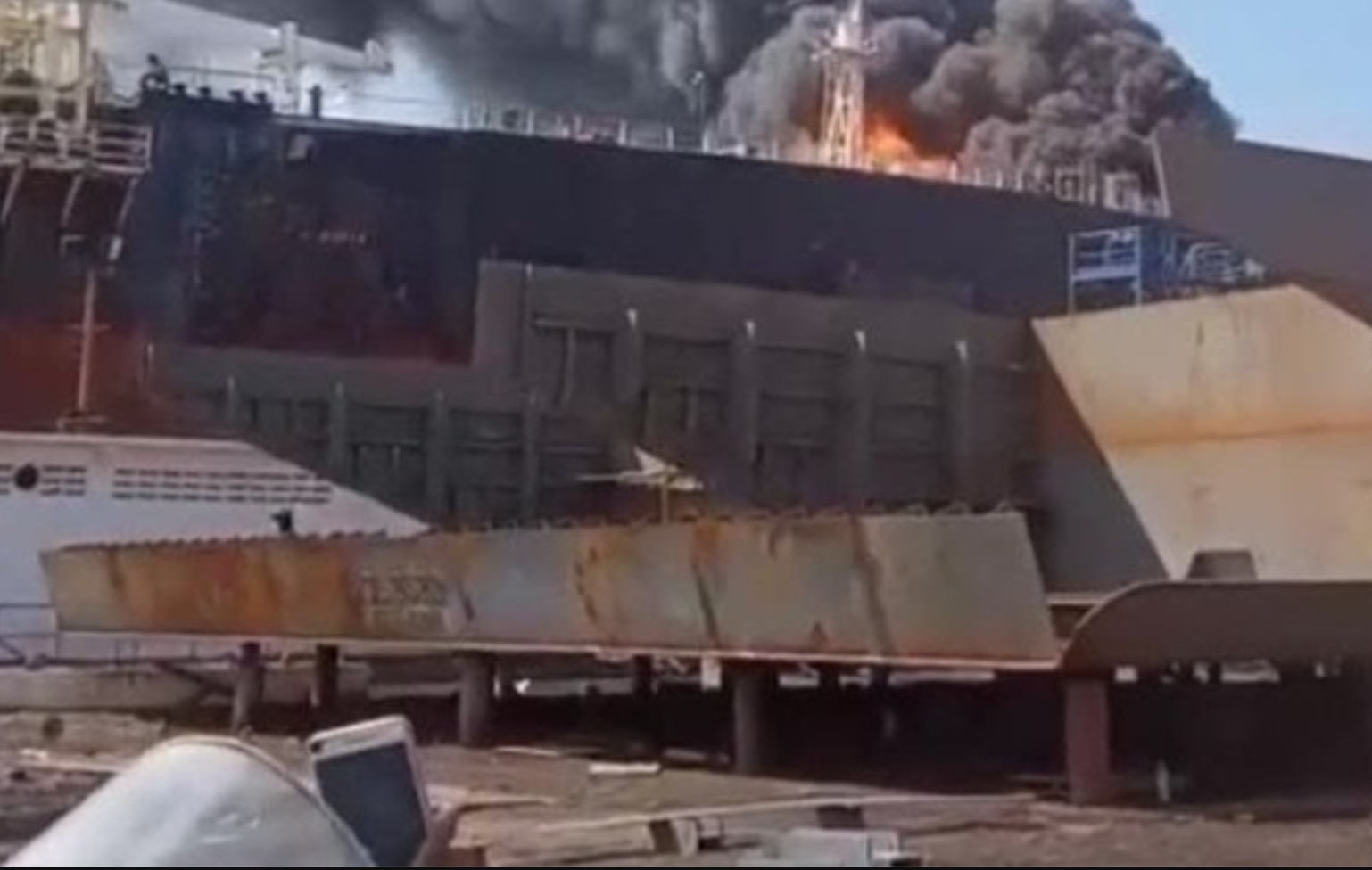 API DAN ASAP: Kapal Federal II yang meledak di galangan kapal milik PT ASL Shipyard Indonesia di Tanjunguncang, Batuaji, Batam.