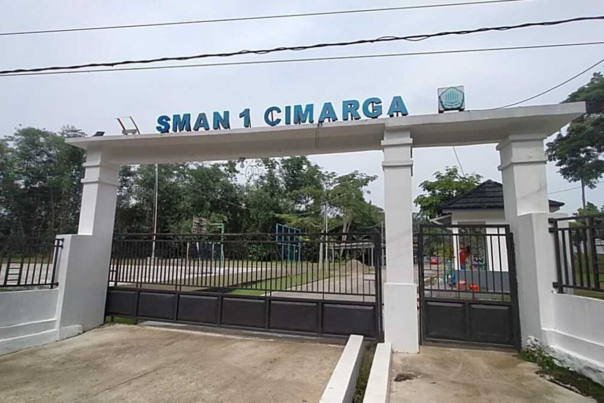 Aksi mogok ribuan siswa gegerkan SMAN 1 Cimarga usai dugaan kekerasan kepala sekolah mencuat.