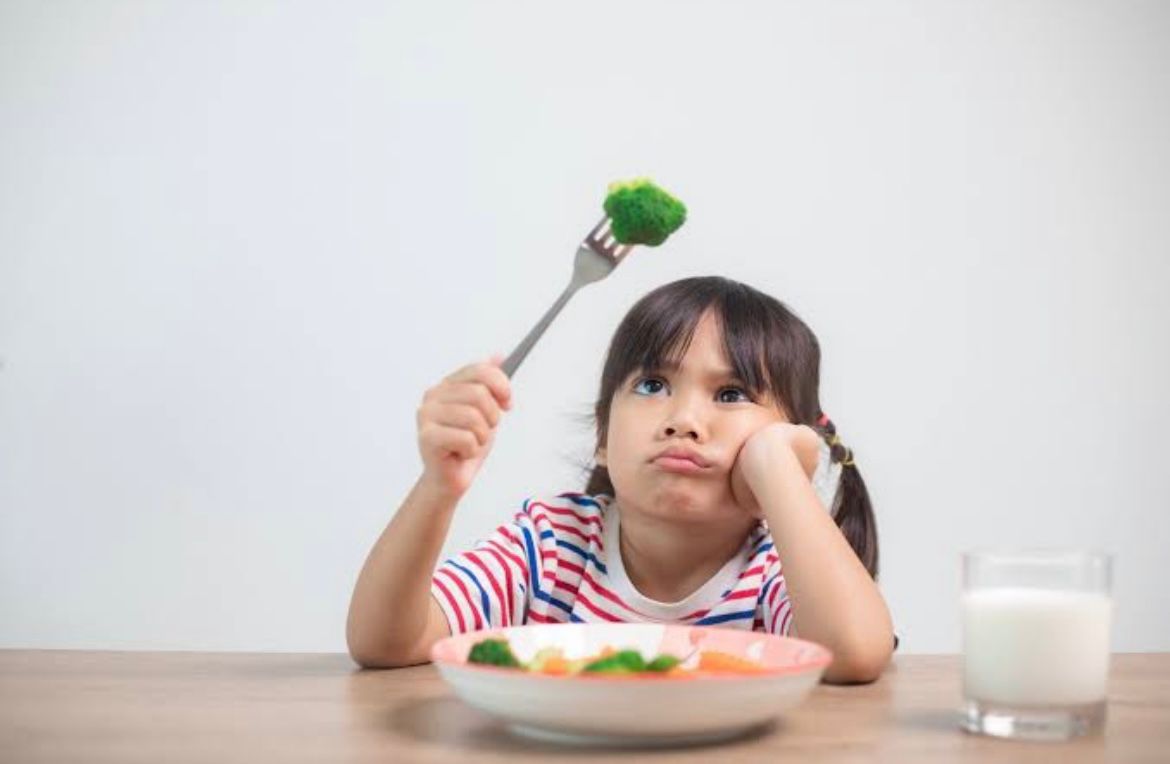 Memaksa anak makan bukan solusi bisa bikin mereka makin pilih-pilih makanan.