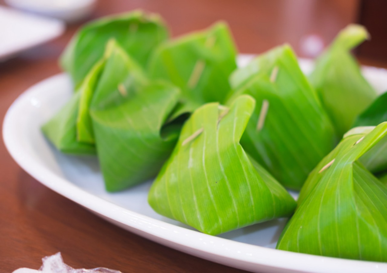 Daun pisang digunakan sebagai pembungkus makanan tradisional Indonesia.