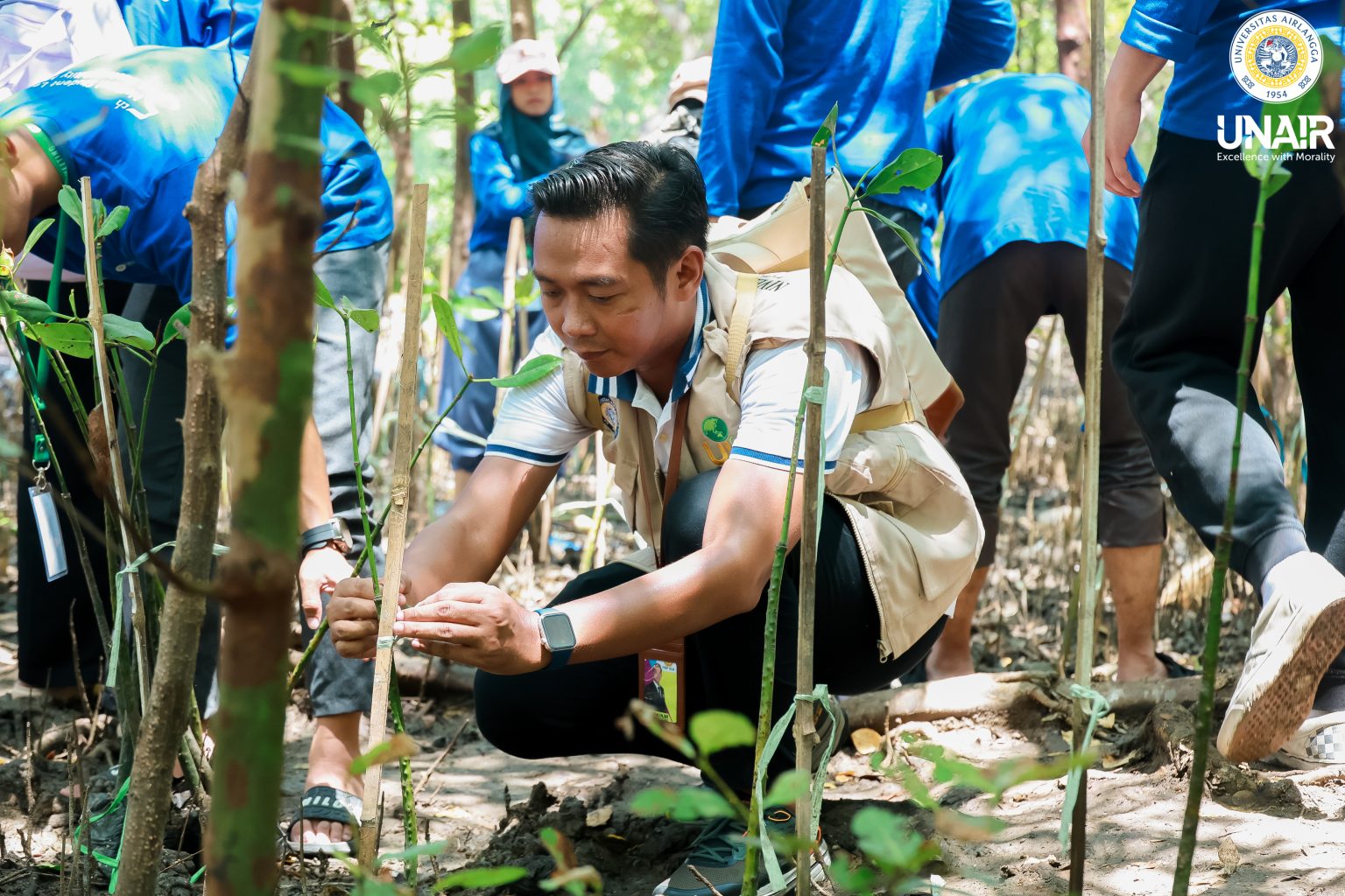 UNTUK BUMI: Menanam mangrove menandai Kegiatan The 5th National Student Leaders on Sustainability Meeting: Community Service Restoring the Coastal Ecosystem with Mangrove Action di Surabaya.