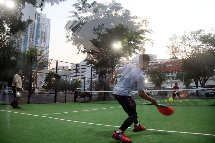 LAPANGAN IKONIK: Sejumlah pemain padel mencoba lapangan baru dengan konsep Pop Up yang dibangun di tempat ikonik, di kawasan lapangan parkir timur Delta Plaza Surabaya, Rabu (15/10).