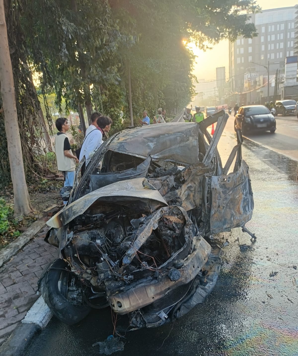 HANGUS : Kondisi mobil usai menabrak pohon di Jalan Manyar Kertoarjo Surabaya. Satlantas Polrestabes Surabaya tingkatkan penindakan pada pengendara dalam pengaruh alkohol.(IST/RADAR SURABAYA)