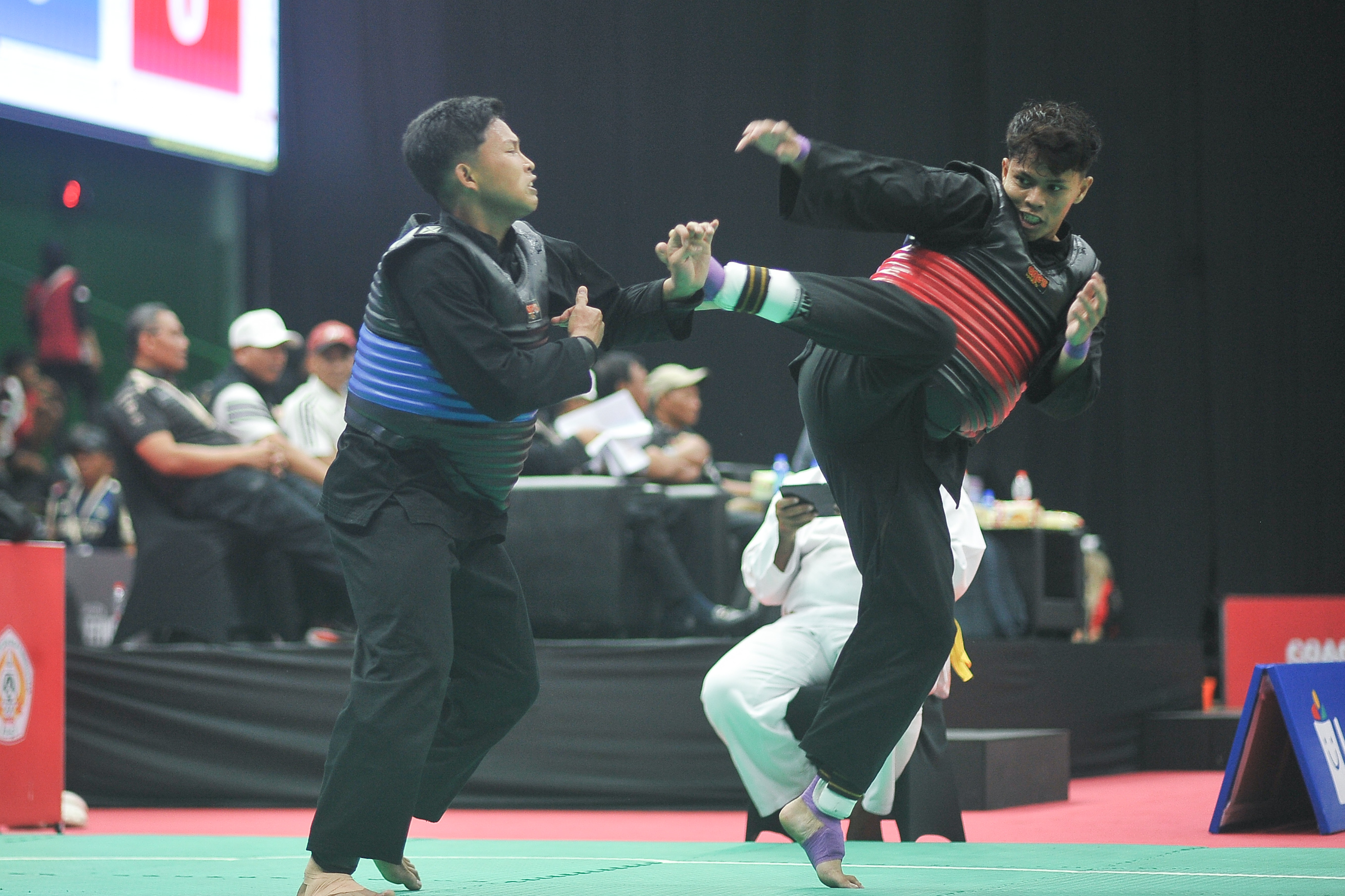 Alvin Rizqullah Fadillah (merah) lolos ke babak perdelapan final kelas G putra.