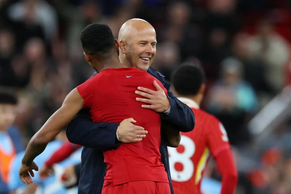 Arne Slot harus membuat pilihan tepat untuk laga lawan Manchester United.