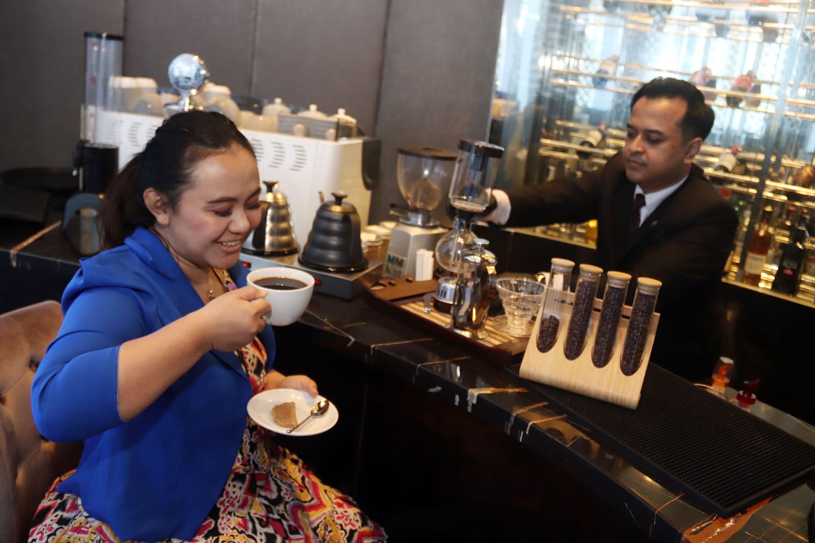 MANUAL BREWING: Ibram Saputra meracik kopi dengan menggunakan metode manual brewing, untuk kopi yang disajikan kepada tamunya, di Hotel Ciputra Surabaya, Kamis (16/10).