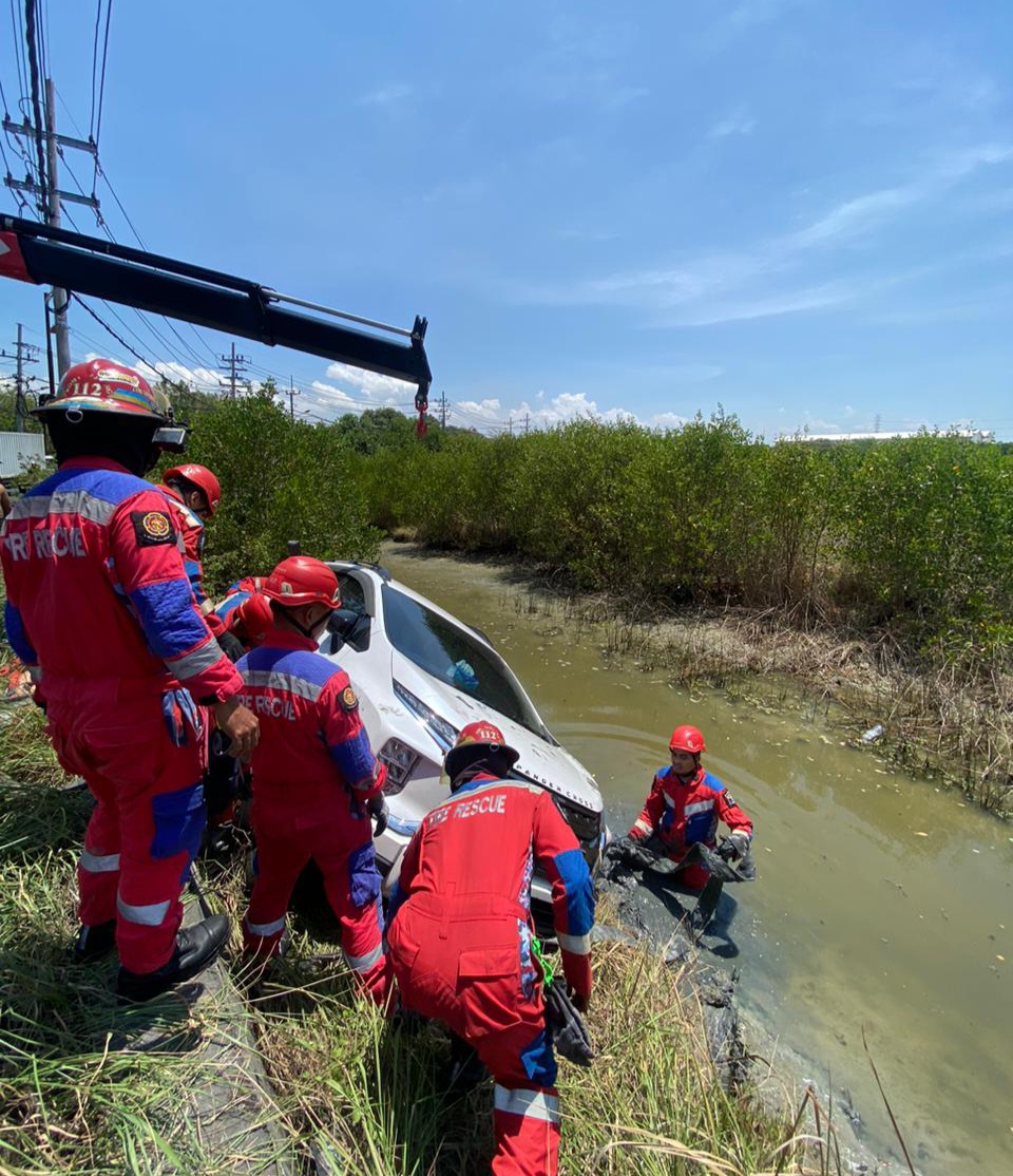 DIANGKAT: Petugas saat mengevakuasi mobil yang terperosok di sungai Jalan Jawar, Benowo, Surabaya. (IST/RADAR SURABAYA)