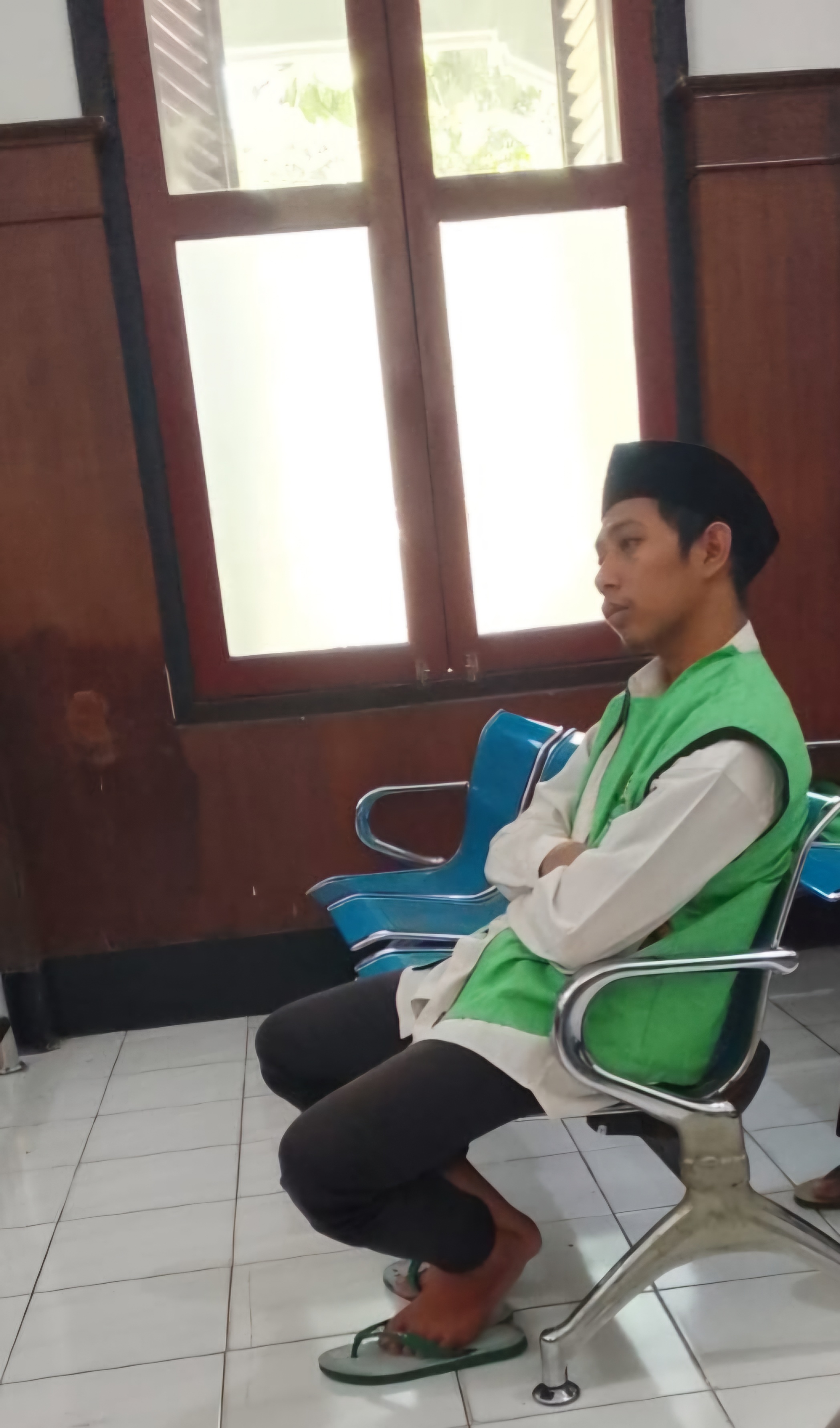 SIDANG: Terdakwa kasus pembunuhan di Jalan Kedinding Lor, Surabaya, dituntut 12 tahun penjara.(SURYANTO/RADAR SURABAYA)