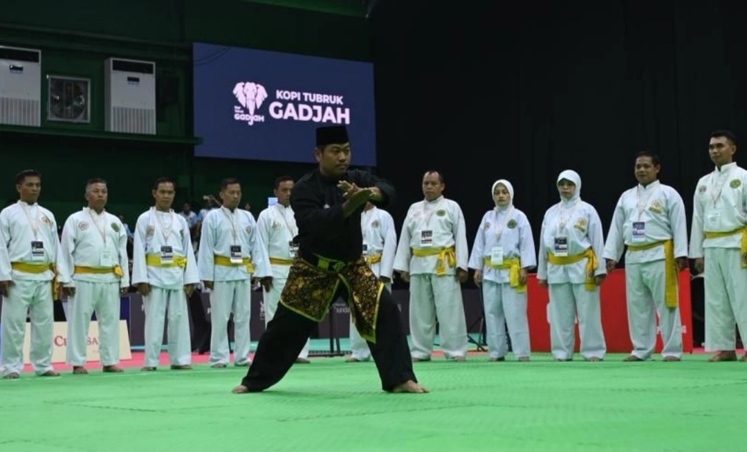 Pesilat memainkan jurus goloknya dalam Buka Gelanggang, tanda dibukanya cabor pencak silat PON Bela Diri 2025, di Djarum Arena 2A, Kaliputu, Kudus, Jawa Tengah, Jumat (17/10) pagi WIB.