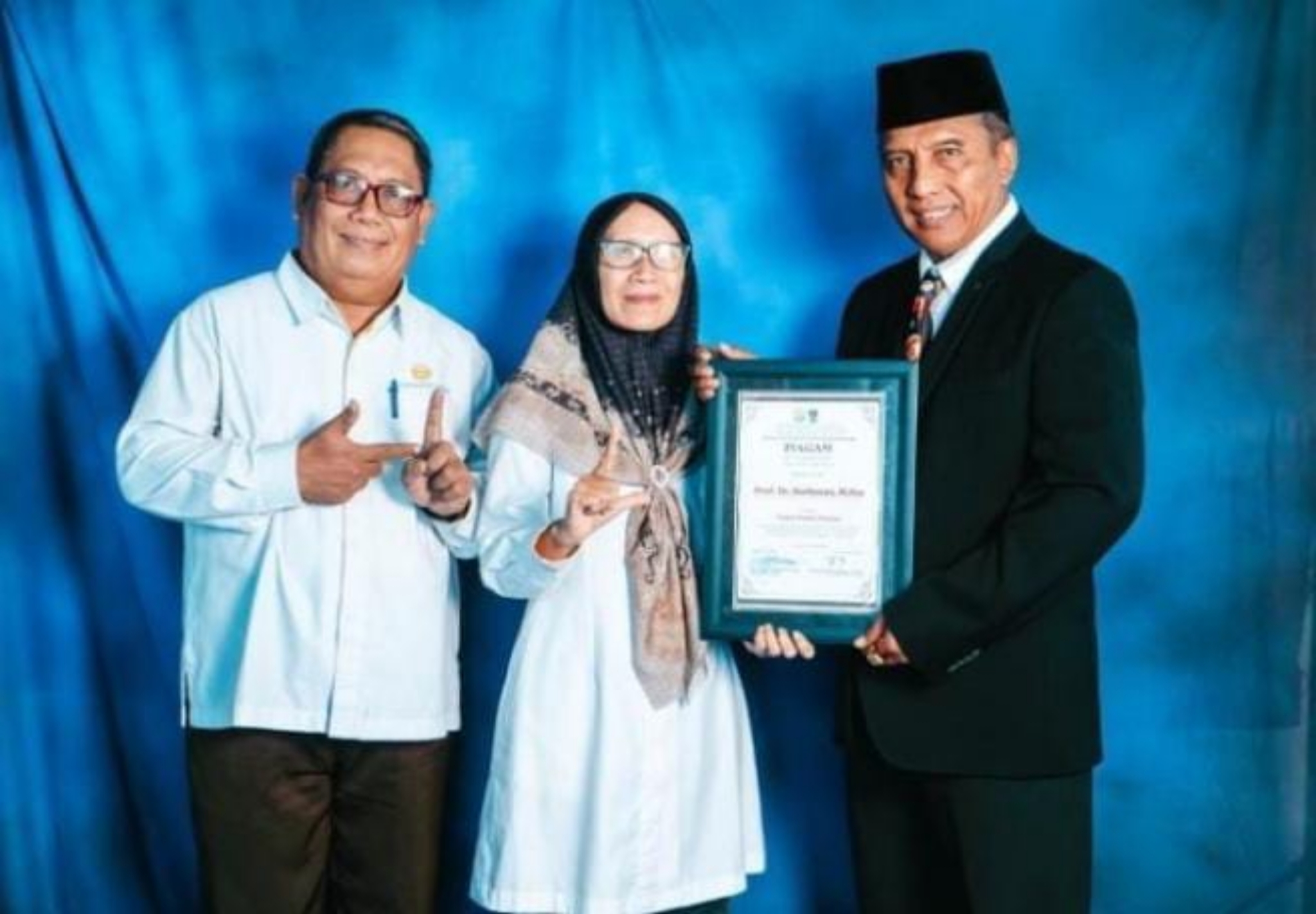 PRESTASI: Rektor Unesa, Cak Hasan (kanan) saat menerima penghargaan prestisius sebagai Tokoh Peduli Pantun dari Himpunan Sarjana Kesusastraan Indonesia (Hiski).