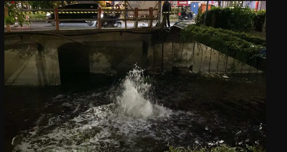 Semburan gas di sungai kawasan Rungkut Madya Surabaya. (SS)
