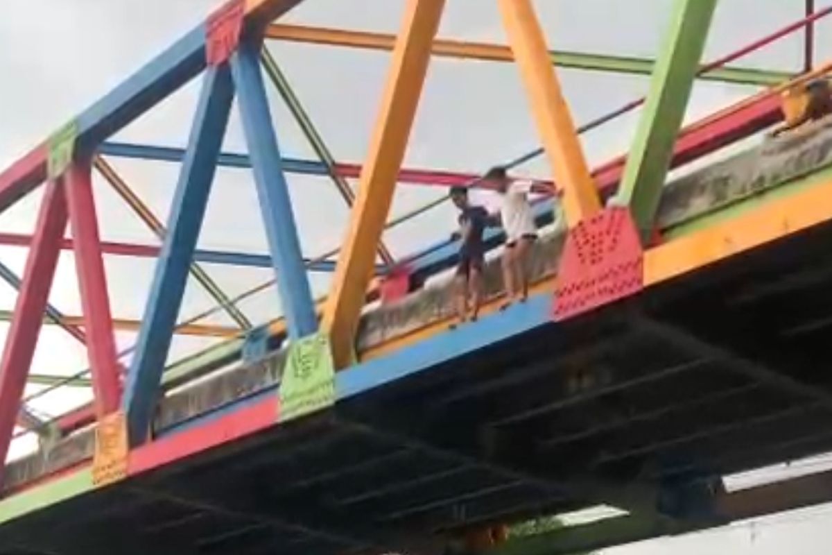 Tangkapan layar video yang merekam dua pelajar yang lompat dari jembatan saat bikin konten hingga akhirnya hilang dan ditemukan meninggal karena tenggelam.