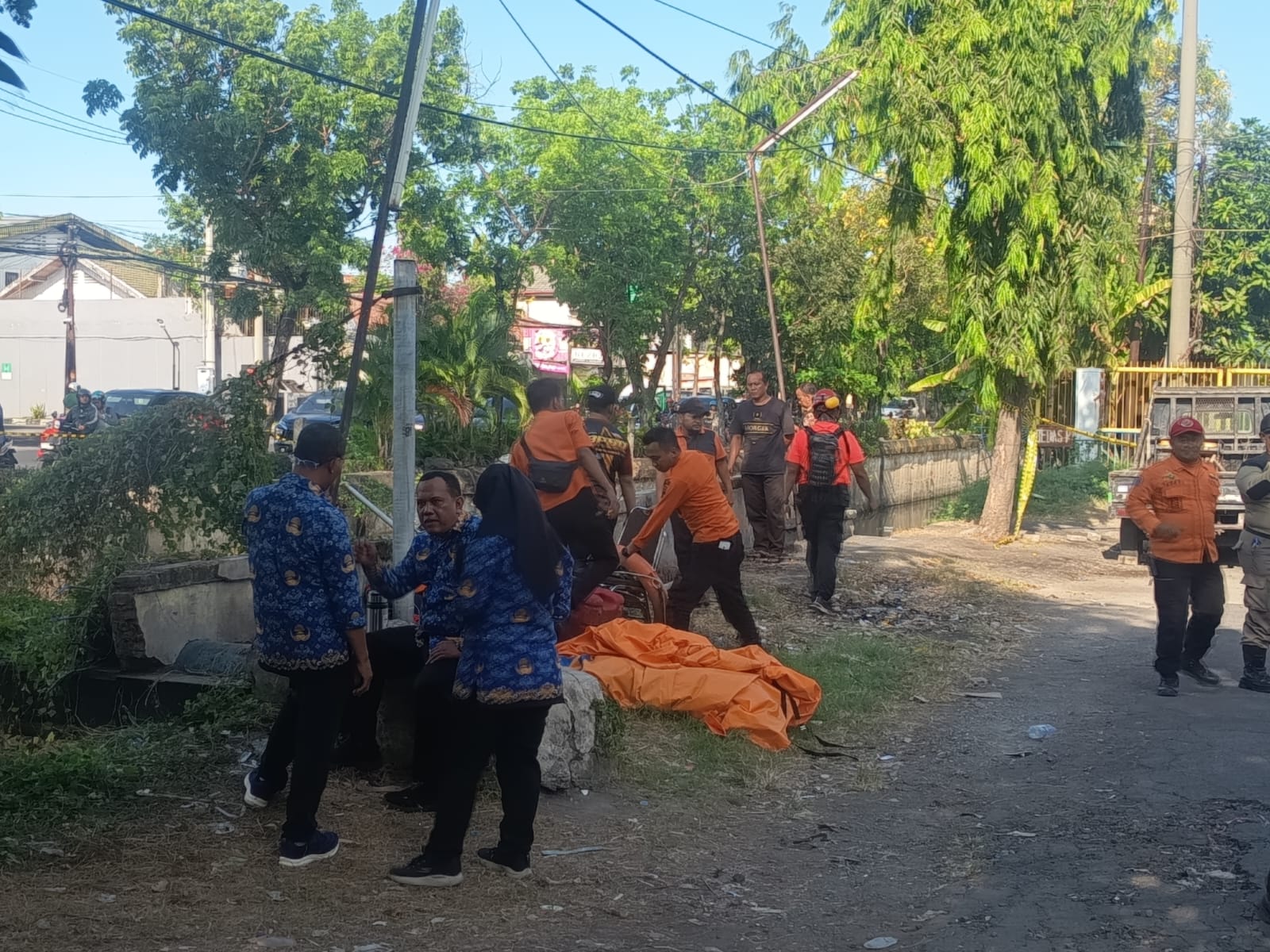 INVESTIGASI: PT Perusahaan Gas Negara Tbk (PGN) menunjukkan respons cepat atas laporan masyarakat terkait semburan air berbau gas yang terjadi di kawasan Sungai Rungkut Tengah, Surabaya.
