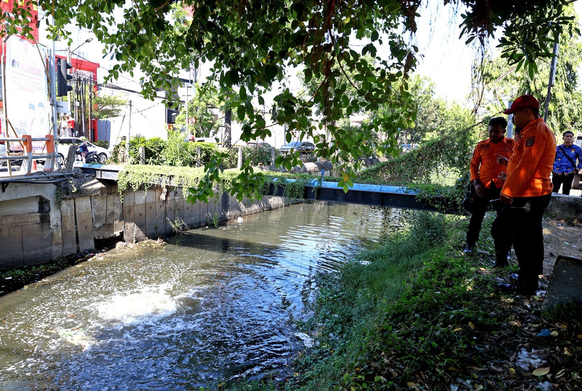 MASIH DIINVESTIGASI: Semburan gas muncul di aliran Sungai Kali Bon Agung Rungkut Tengah, Surabaya.