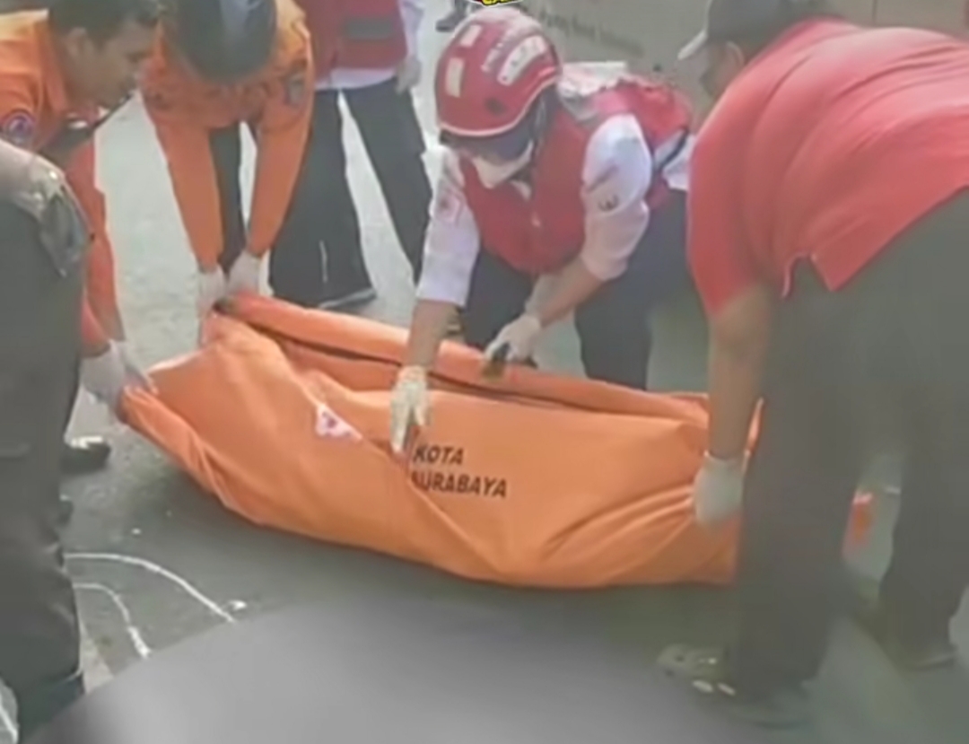 EVAKUASI: Petugas mengevakuasi jasad pengendara motor yang meninggal dunia usai menabrak pohon di Jalan Jemursari, Surabaya. (IST/RADAR SURABAYA)