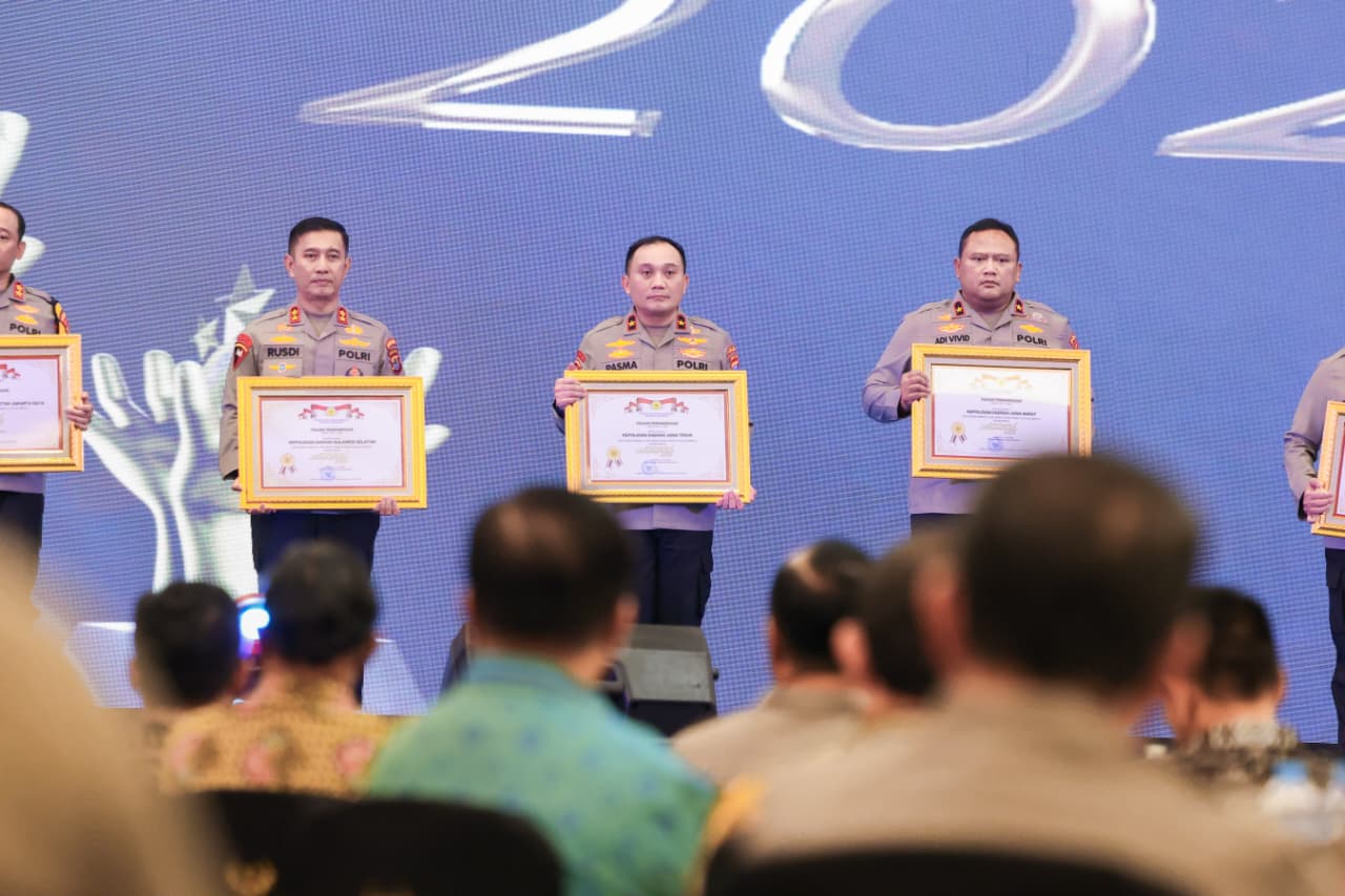 INOVASI: Wakapolda Jatim Brigjen Pol Pasma Royce (tengah) saat menerima penghargaan. Polda Jatim masuk Lima besar nominator Polda terbaik tipe A pada Kompolnas Award. (IST/RADAR SURABAYA)