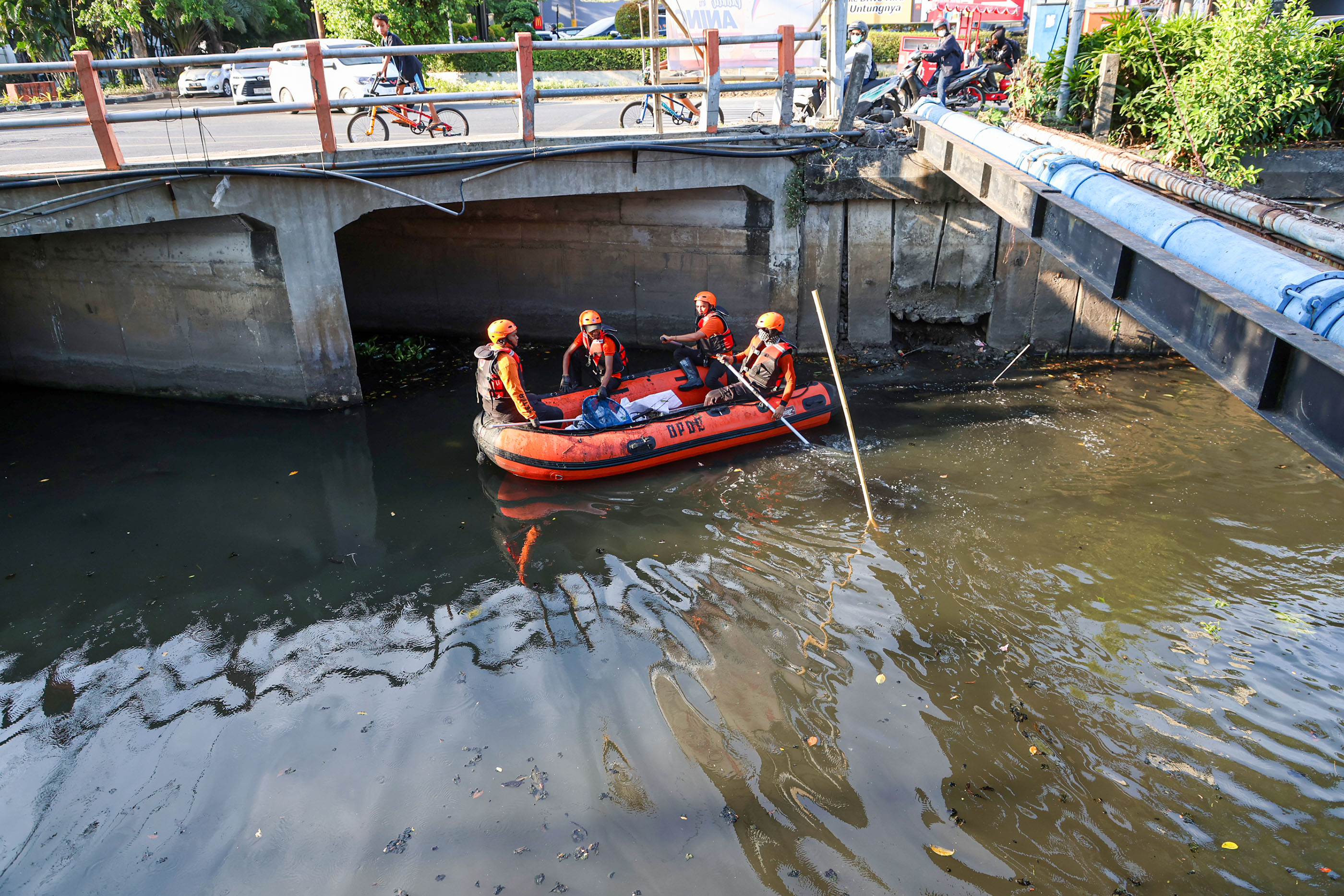 Tim saat melakukan pemeriksaan semburan gas di Sungai Rungkut Tengah, Surabaya.