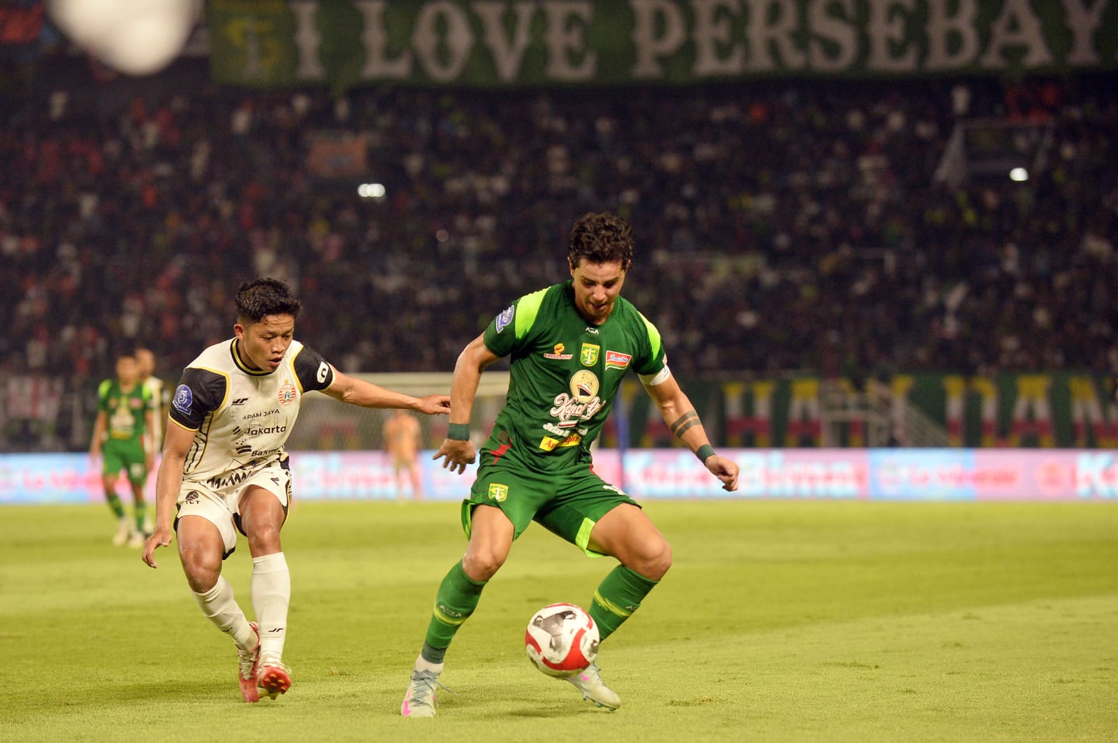 Bruno Moreira (kanan) tak berkutik saat menghadapu Persija Jakarta.