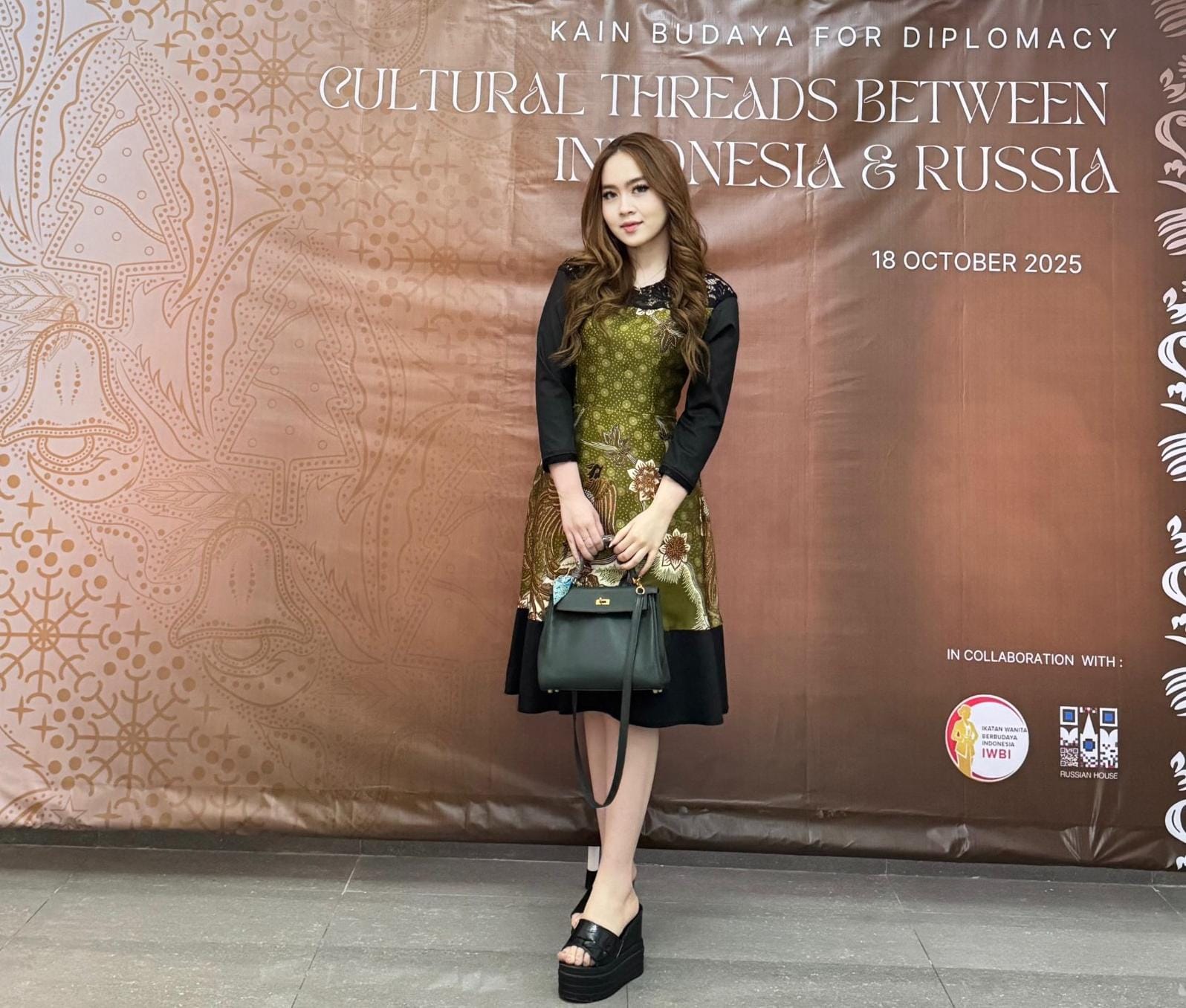 ANGGUN: Barbie tengah menyiapkan gebrakan baru untuk label LD Luxie Diandra bertajuk &ldquo;Surya Majapahit&rdquo;.(IST/RADAR SURABAYA)