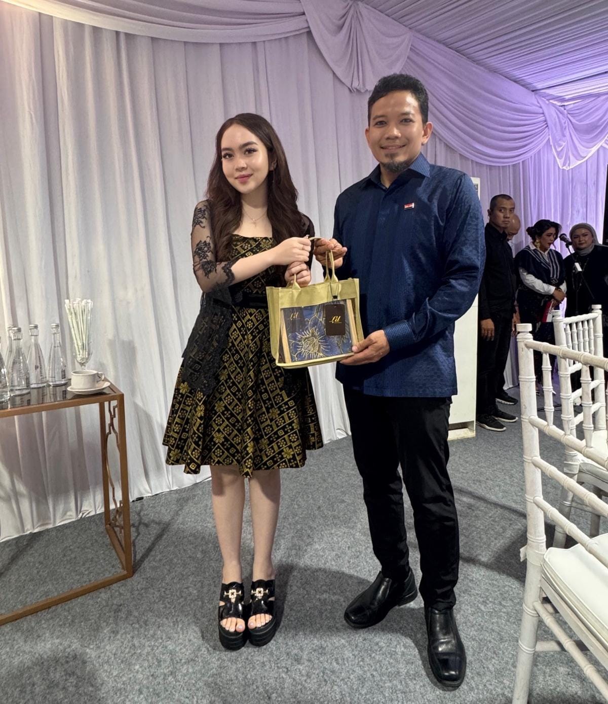 TERBAIK: Barbie bersama Dr. Indra Uno. (IST/RADAR SURABAYA)