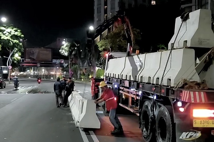 Pemasangan barrier beton di depan TP Surabaya. (IST)