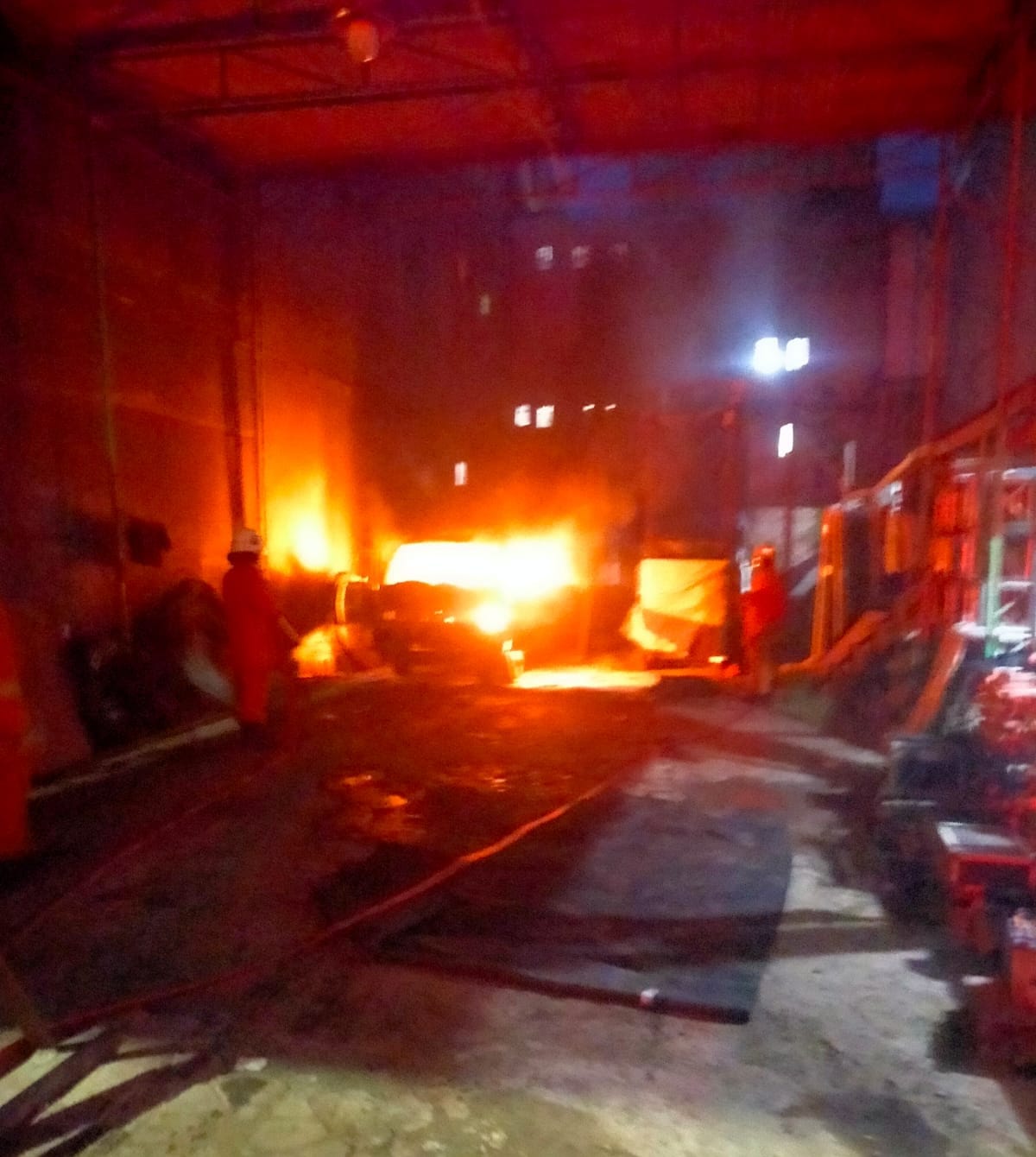 MEMBARA : Kobaran api saat membakar mobil pikap L 300 di dalam gudang Jalan Penjaringan Asri XII/30, Surabaya, Sabtu (18/10). Satu orang mengalami luka bakar.(IST/RADAR SURABAYA)