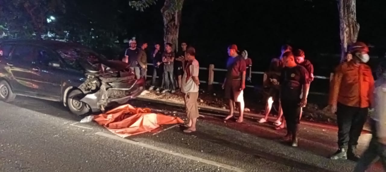 DIEVAKUASI : Petugas mengevakuasi korban pengendara motor dan penumpangnya yang meninggal usai kecelakaan dengan mobil di Jalan Ngagel, Wonokromo Surabaya, Minggu (19/10).(IST/RADAR SURABAYA)