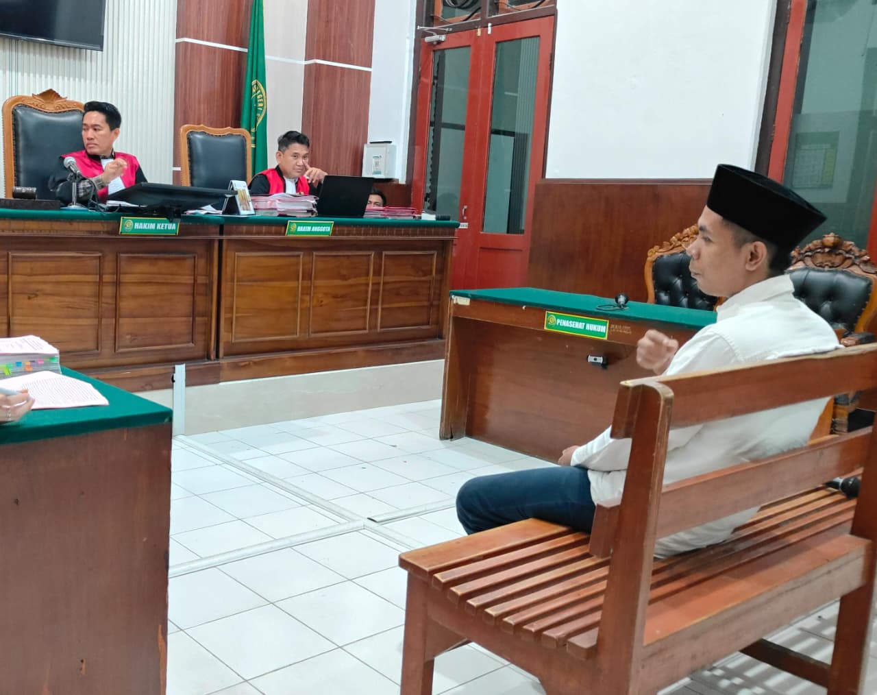 TEGANG: Terdakwa saat menjalani sidang di PN Surabaya. Koordinator admin ini melakukan penggelapan uang perusahaan Rp 1,5 miliar dengan cara order fiktif. (SURYANTO/RADAR SURABAYA)