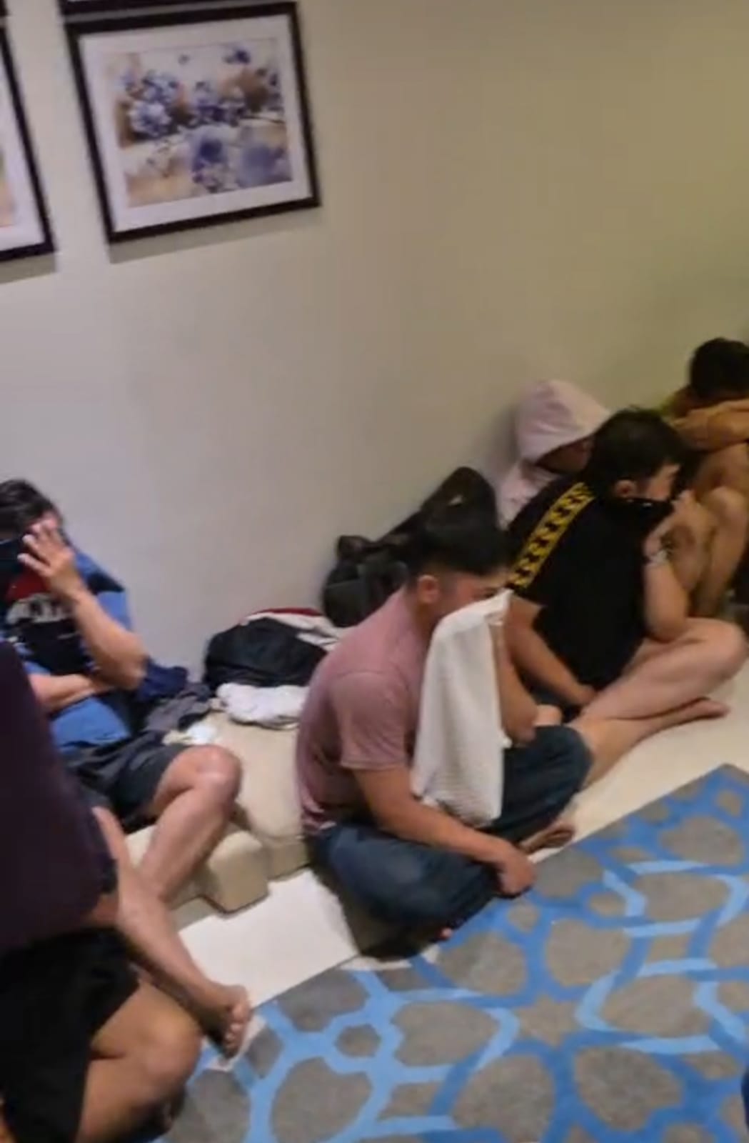DIAMANKAN: Sebanyak 34 orang diamankan Polrestabes Surabaya. Mereka digerebek saat melakukan pesta gay di salah satu hotel di Kawasan Ngagel, Surabaya. (IST/RADAR SURABAYA)