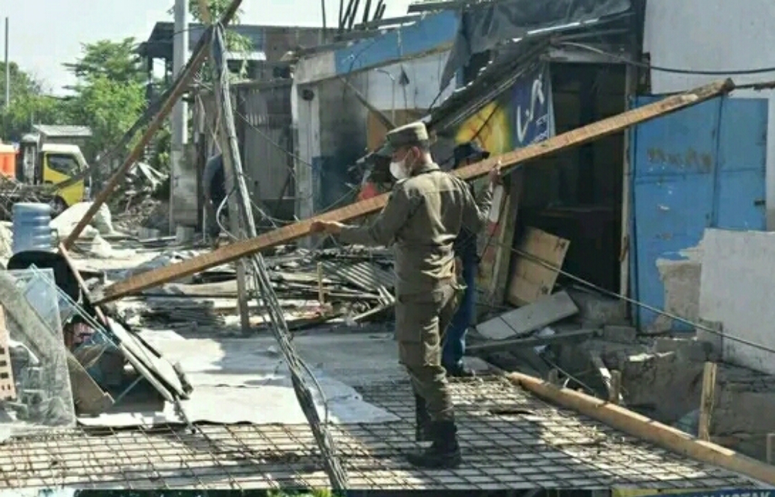 Penertiban bangunan liar di kawasan Ketintang Surabaya. (IST)