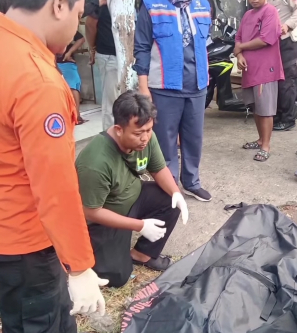 DIEVAKUASI: Petugas saat mengevakuasi jenazah pengendara motor asal Blitar usai terlibat kecelakaan di Jalan Raya Menganti, Surabaya. (IST/RADAR SURABAYA)