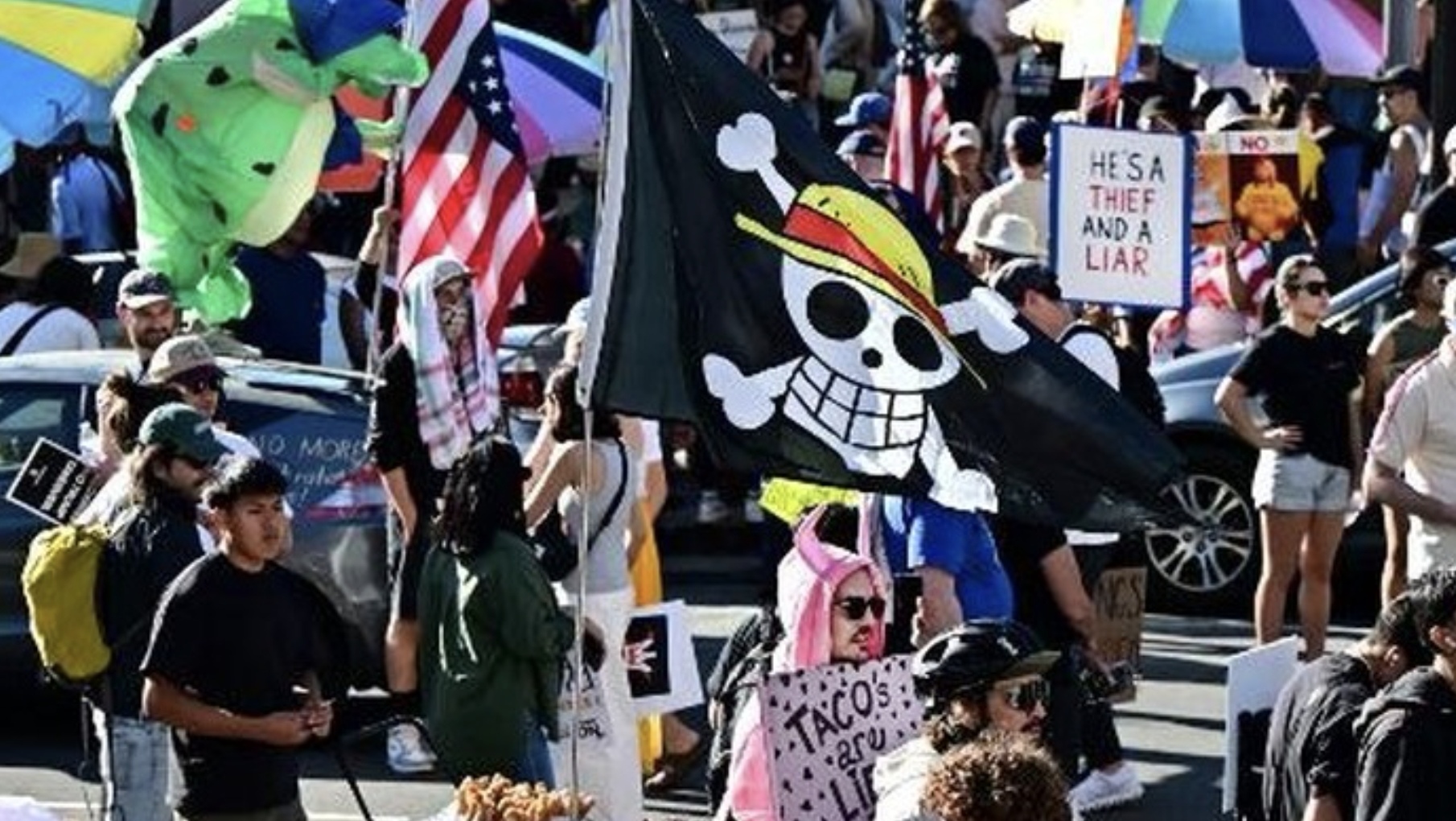 SIMBOL BUDAYA POP: Peserta demo &ldquo;No Kings&rdquo; di Amerika Serikat membawa bendera One Piece.