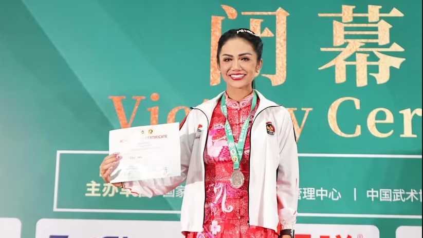 Krisdayanti meraih medali perak kejuaraan dunia kungfu di Tiongkok. (IST)
