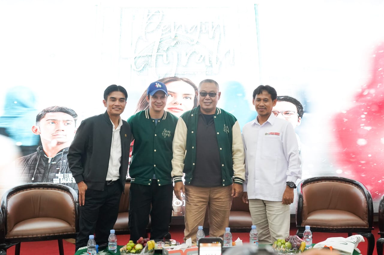 Pemain film Pengen Hijrah dan LSF berfoto bersama setelah kegiatan road show film terkait di UM Surabaya. (IST)