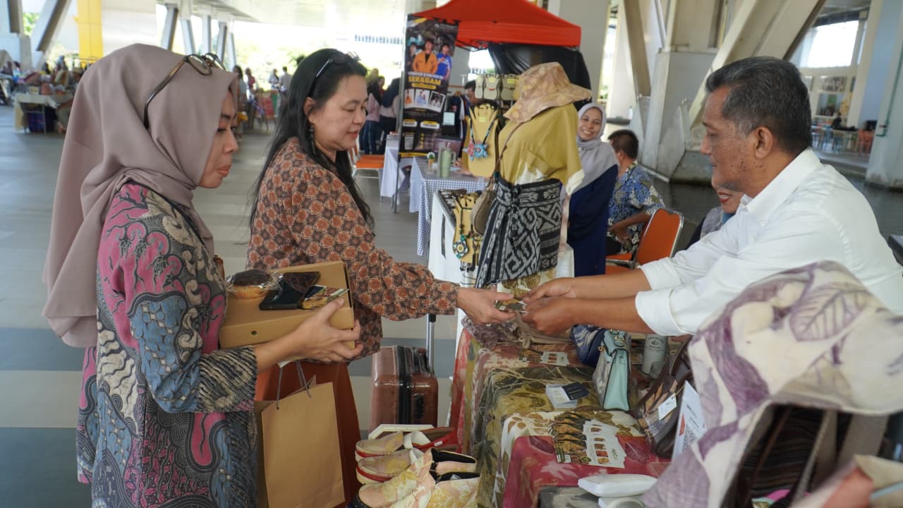DIBERDAYAKAN: Sebanyak 35 UMKM di sektor food and beverages, kerajinan, serta fashion and tekstil memamerkan produk unggulan mereka dalam Beauty Expo & Bazaar. &nbsp; &nbsp;
