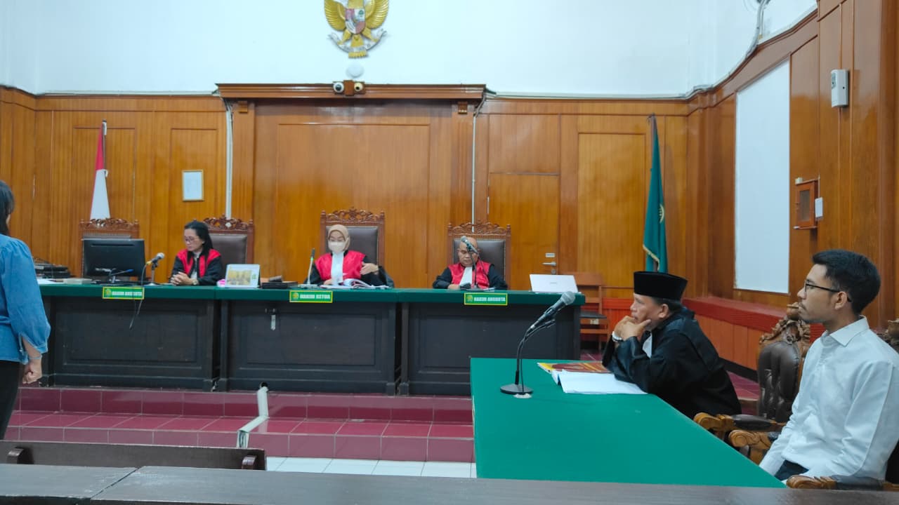 DISIDANG: Terdakwa yang menipu anak Menteri saat sidang di PN Surabaya. Ia menawarkan investasi jual beli tas mewah. (IST/RADAR SURABAYA)