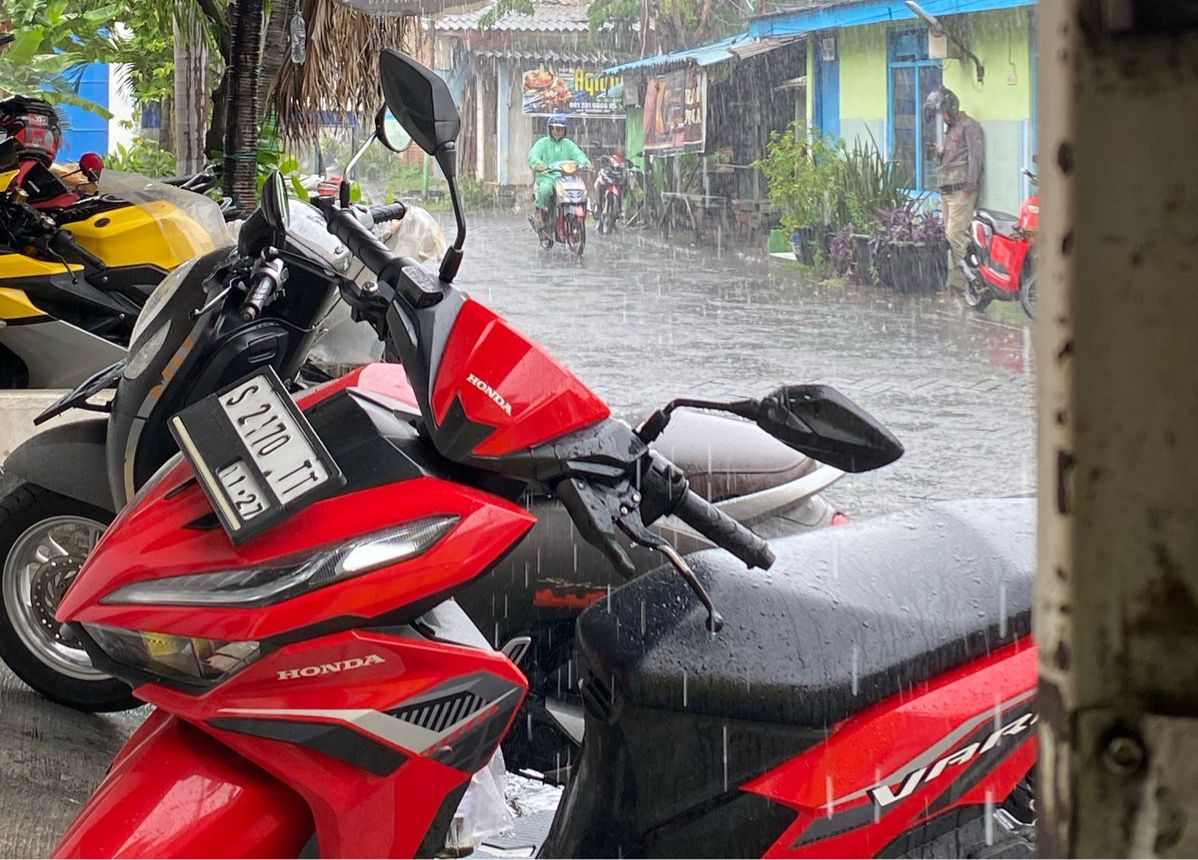 TKP: Sepeda motor korban sebelum dicuri di Jalan Petemon, Surabaya. Pelaku curanmor ini bermodus beli es teh di tempat korban. (IST/RADAR SURABAYA)