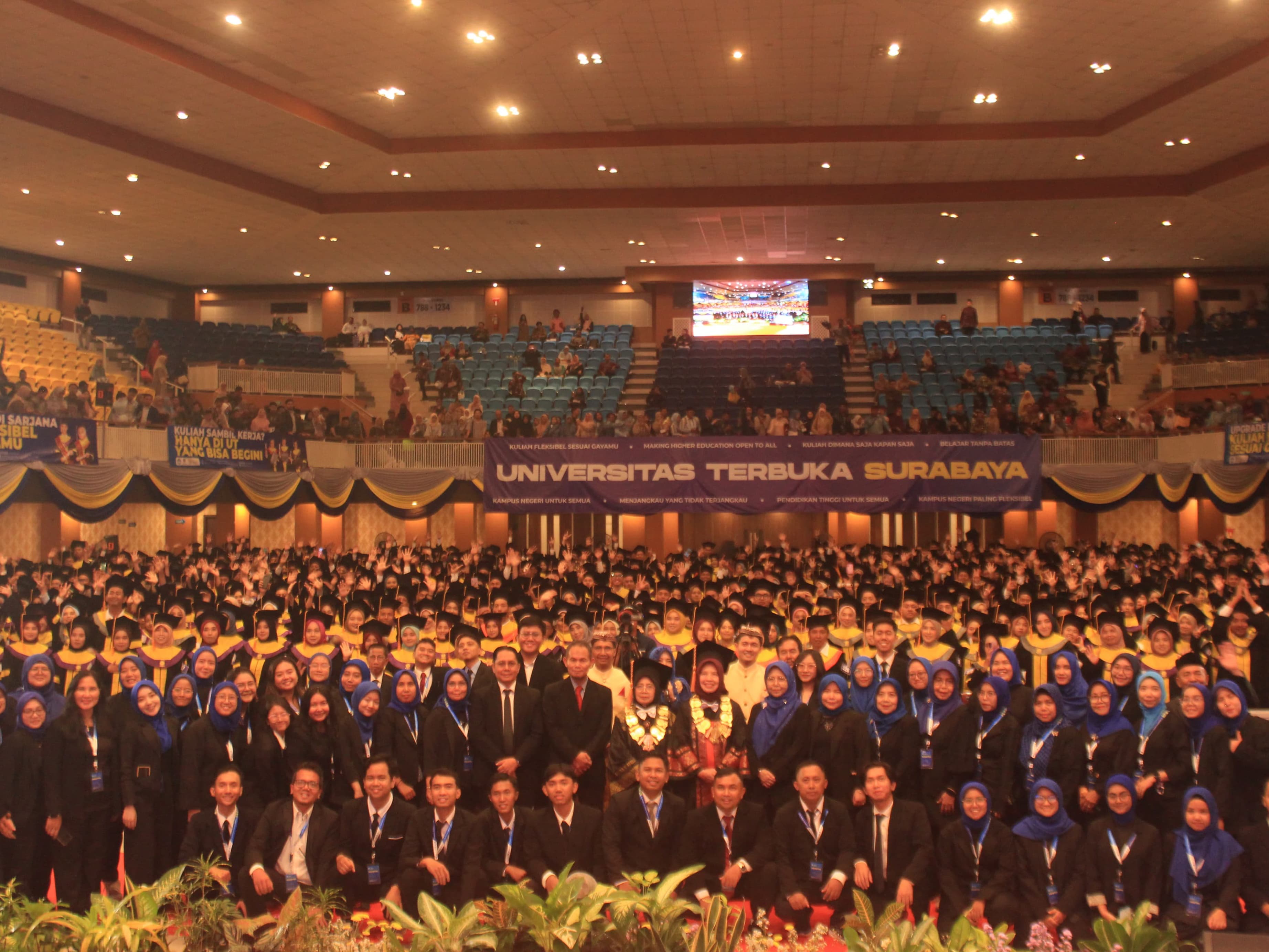 KOMPAK: Direktur UT Surabaya dan perwakilan Rektor UT serta jajaran pegawai UT Surabaya saat berfoto bersama di acara wisuda tahun akademik 2025/2026 di Airlangga Convention Center Kampus C Unair.
