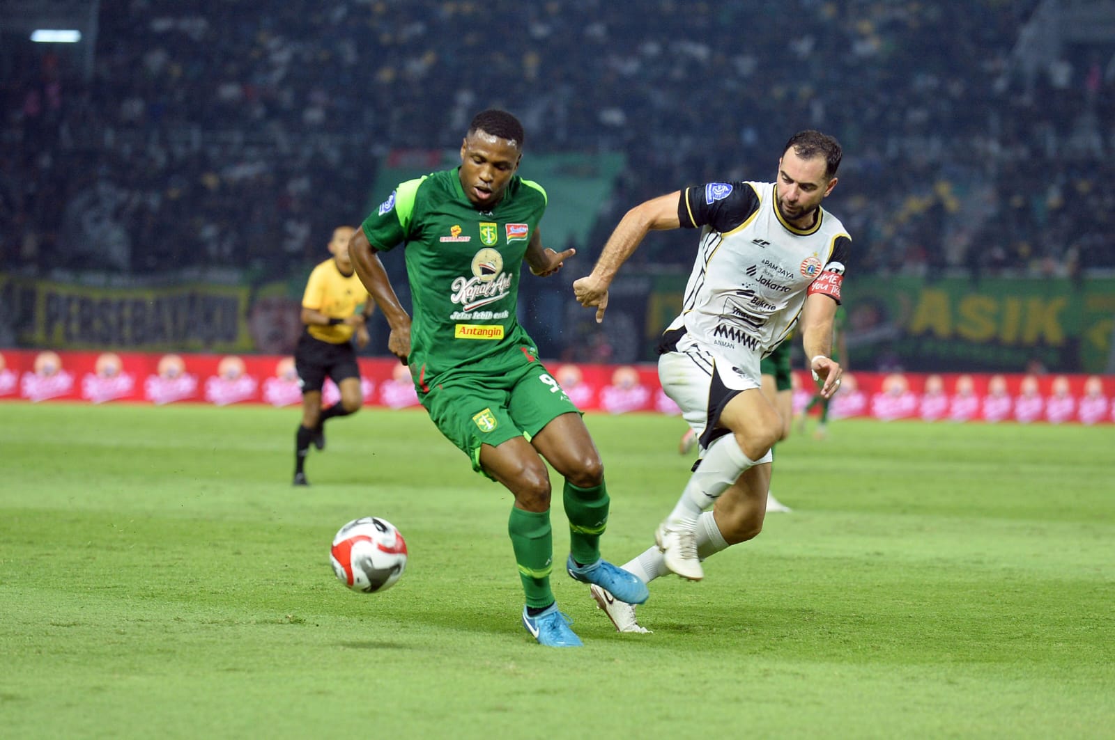 Jordi Amat (kanan) membuat luni depan Persebaya tidak berkutik.