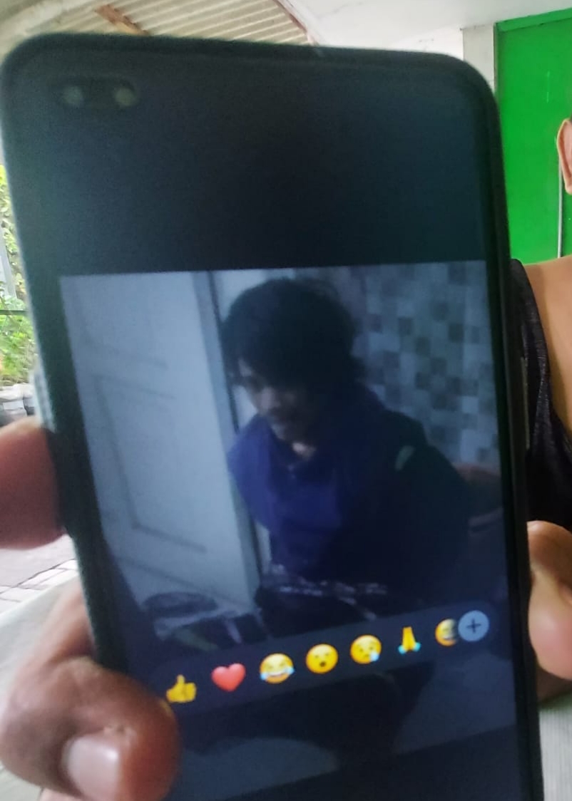TAK BERKUTIK : Pelaku Andika M tak bisa berbuat banyak saat ditangkap warga usai tepergok mencuri scaffolding di Jalan Kebonsari V, Surabaya.(IST/RADAR SURABAYA)