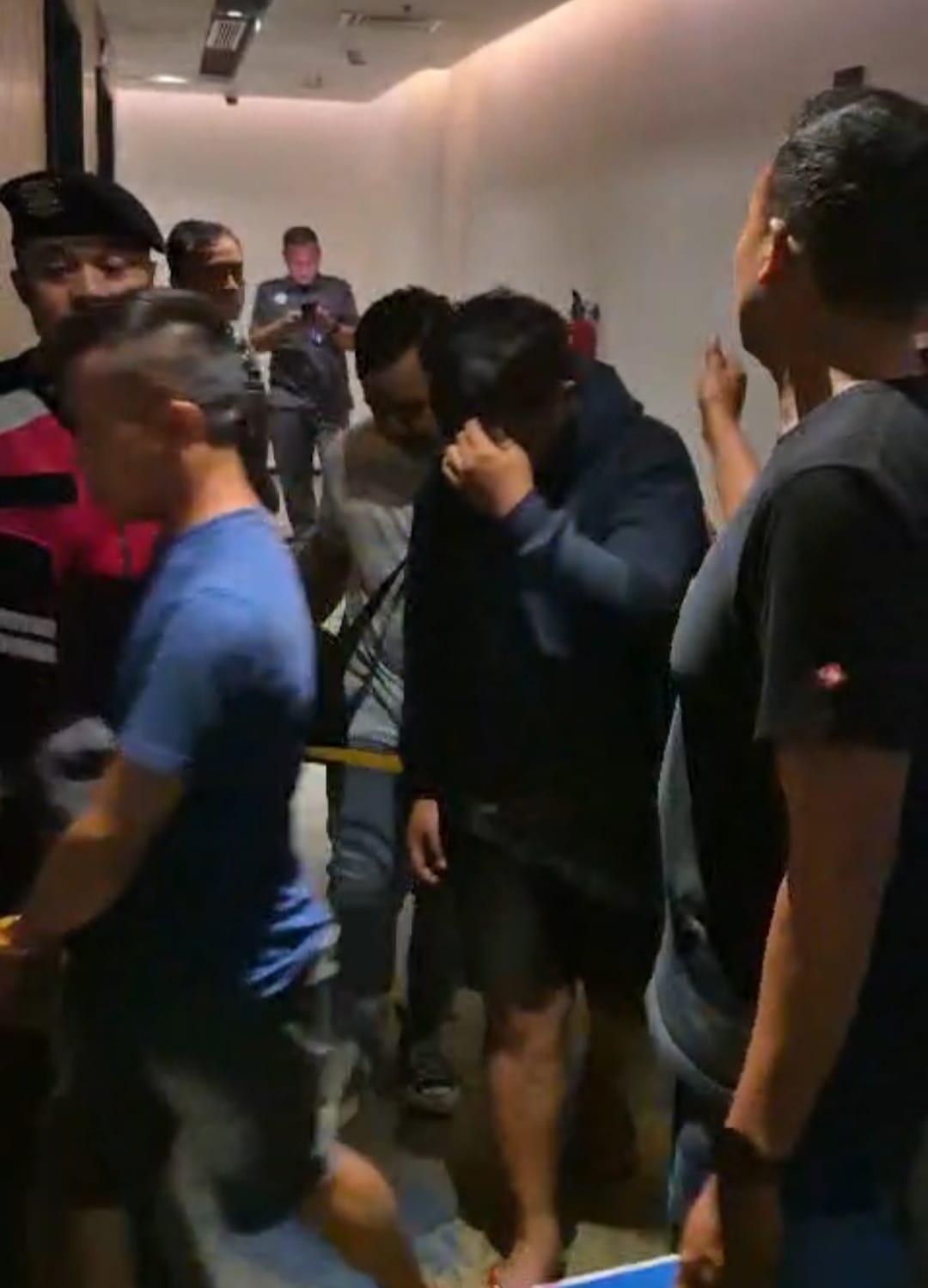 GEREBEK: Sebanyak 34 pria diamankan Polrestabes Surabaya di kamar hotel kawasan Ngagel, Surabaya, saat pesta gay. (IST/RADAR SURABAYA)