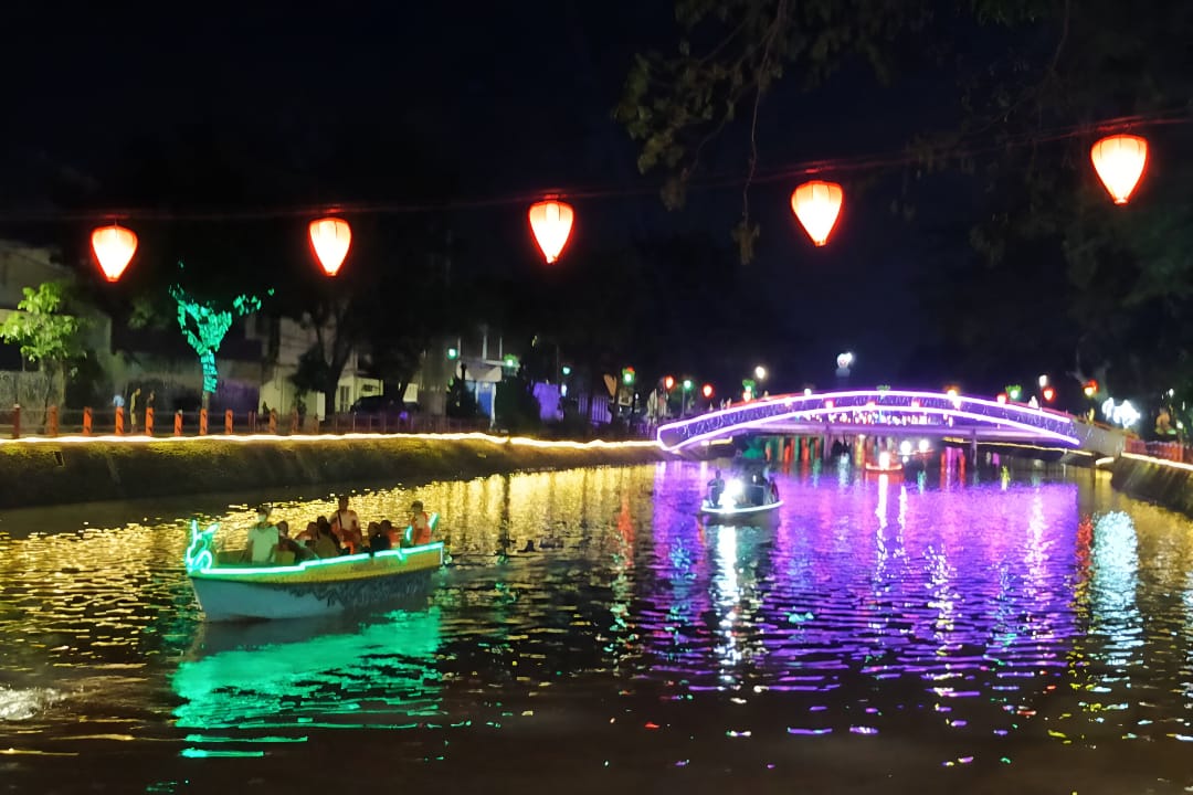 Dari Surabaya North Quay hingga Perahu Kalimas, dua destinasi ini siap manjakan waktu malammu di Kota Pahlawan.