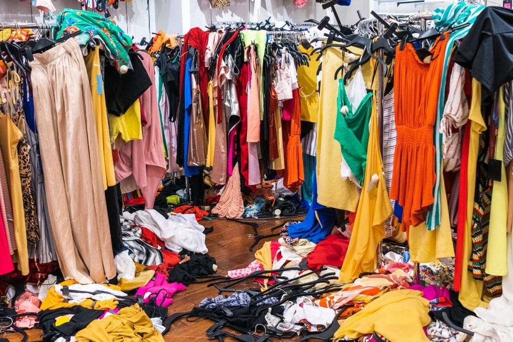 Fast fashion ubah gaya hidup jadi bencana global, timbun limbah dan mikroplastik lintas negara.