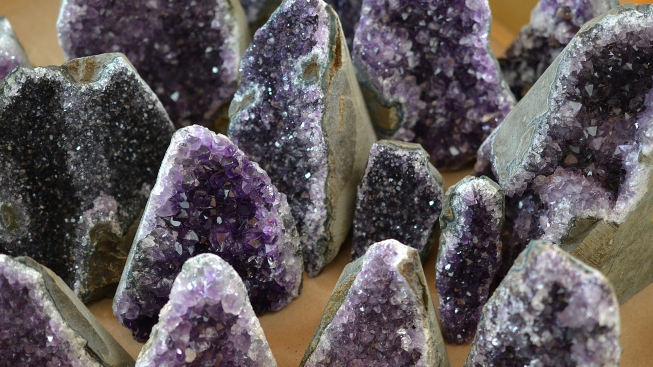 Penampakan batu kecubung (amethyst) dikenal karena warna ungunya yang menawan.
