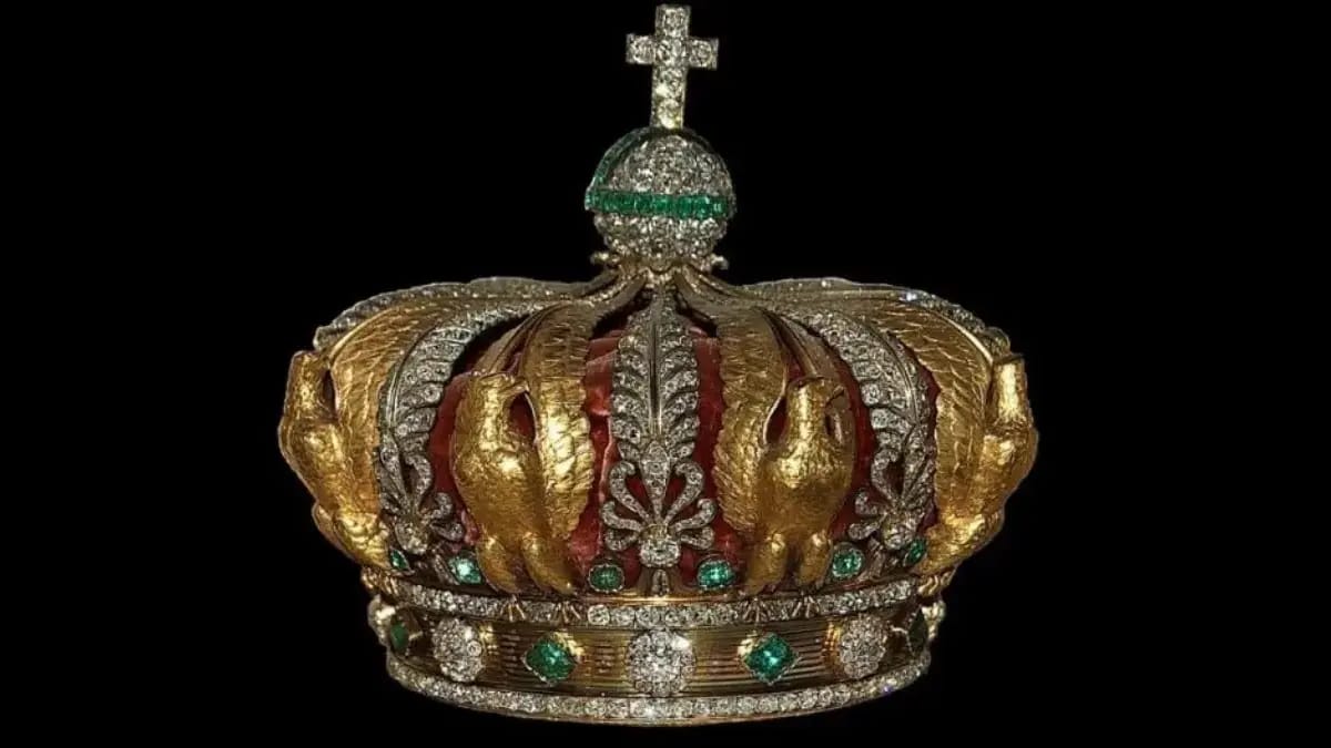 Mahkota Permaisuri Napoleon raib dari Louvre, delapan perhiasan bersejarah digasak dalam aksi empat menit.