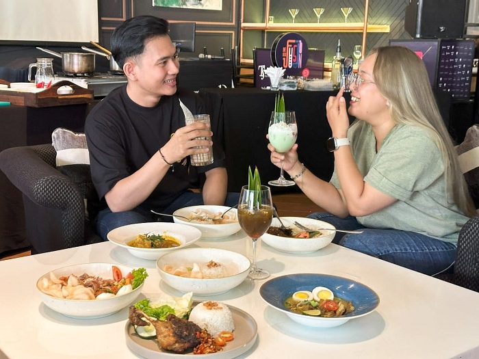 KHAS SURABAYA: Aneka olahan hasil racikan Chef Catur Suyanto dari Artotel TS Suite Surabaya, seperti bebek goreng hitam, siap disantap oleh para tamu, Senin (20/10).