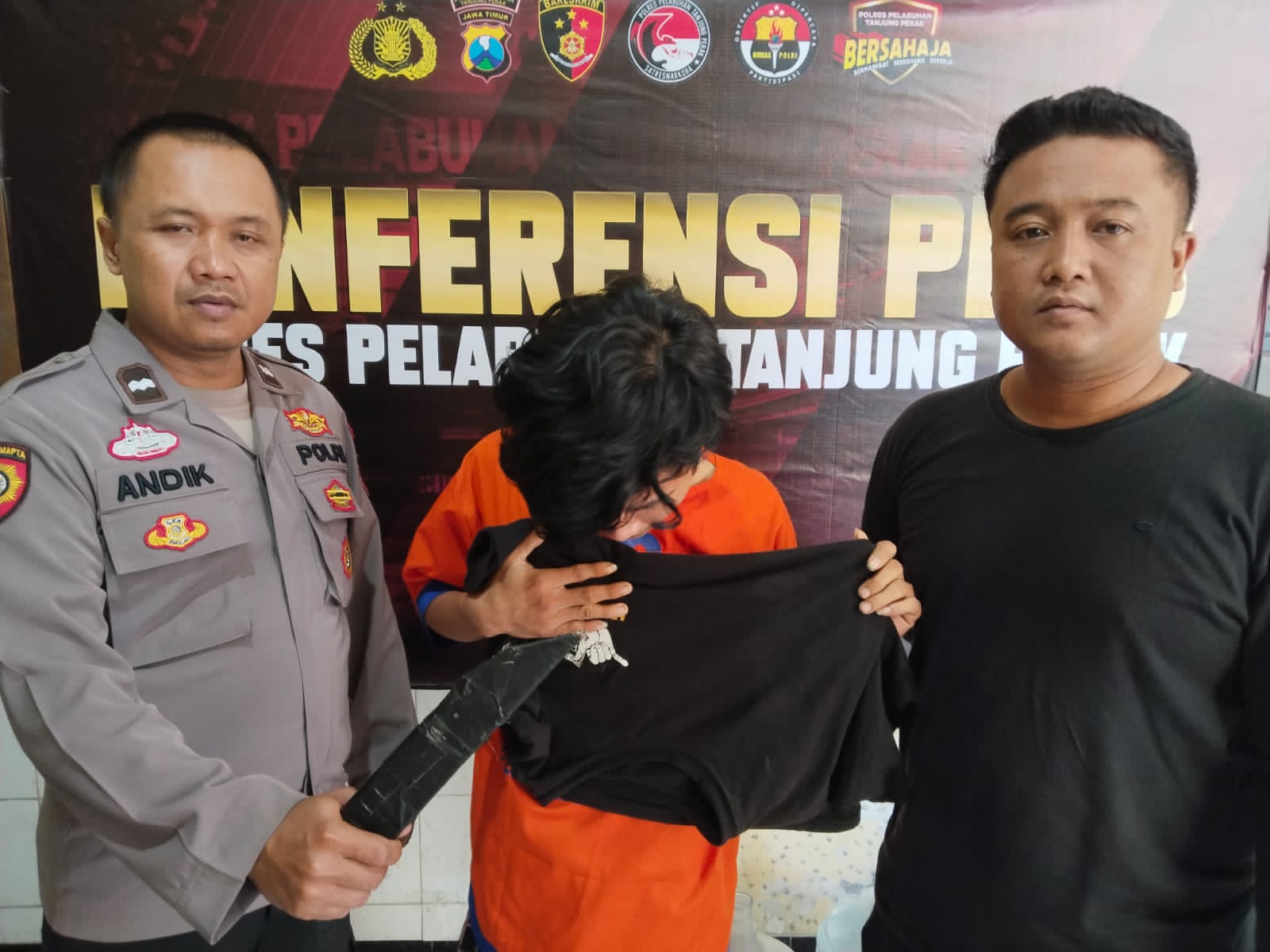 DITANGKAP: Tersangka diamankan polisi. Adik ini nekat bacok kakak karena tersinggung disebut gunakan narkoba di Jalan Bulak Banteng, Surabaya. (IST/RADAR SURABAYA)