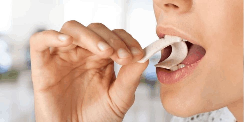Permen karet bisa lepas ribuan mikroplastik saat dikunyah.